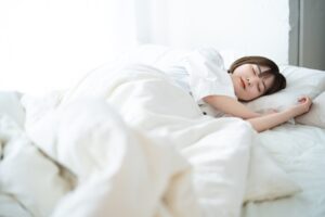 理想の睡眠時間は何時間？睡眠不足による影響や質の高め方も解説